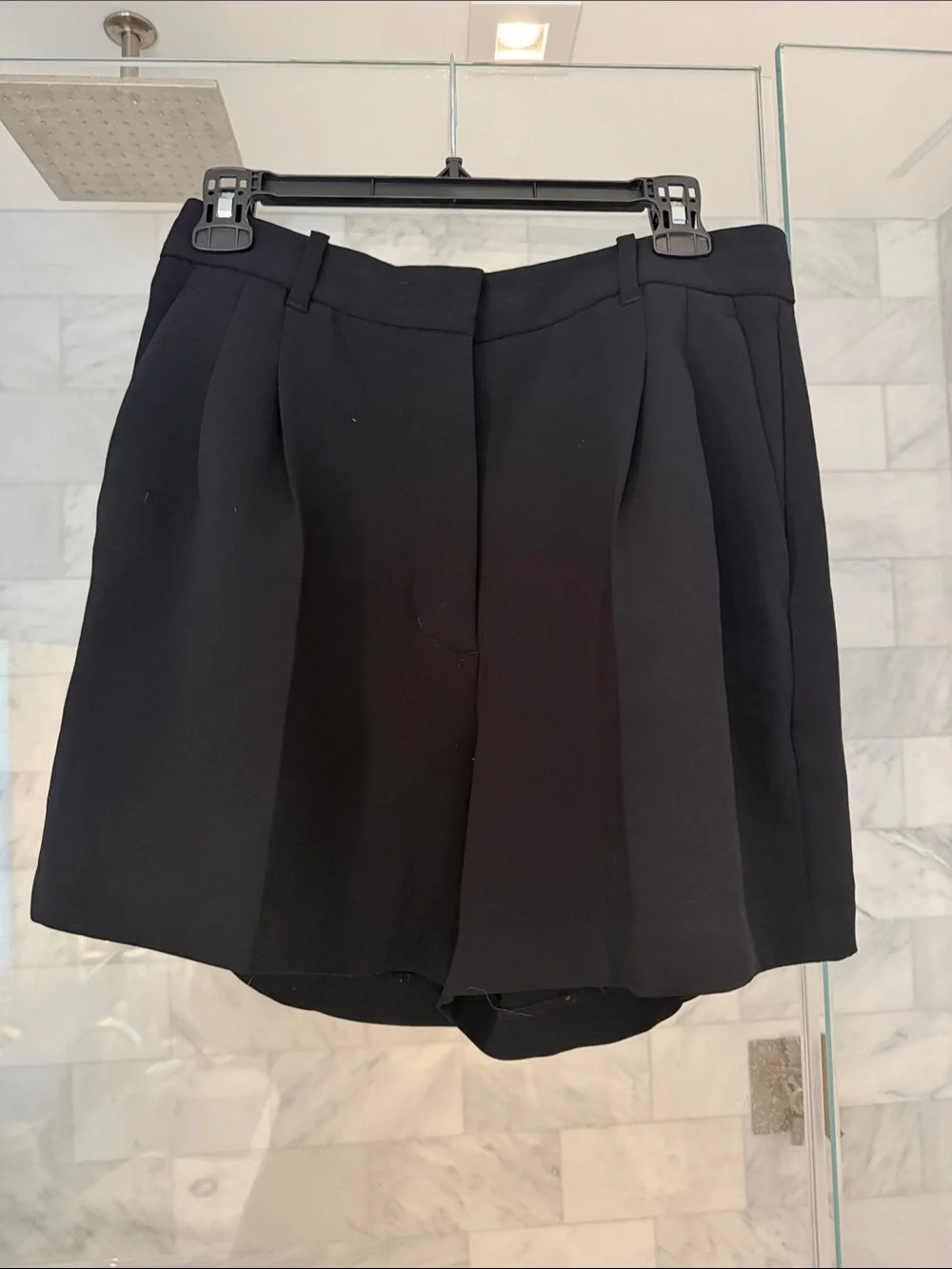 Aritizia - the effortless short - crepette - mid thigh - size 10